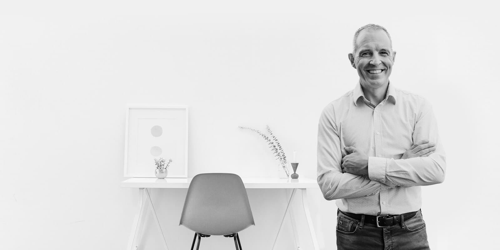 mr. Jan de Bruyn op kantoor in Lochem